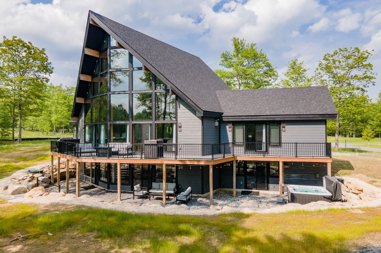 Gallatin — A-frame with a full-width deck